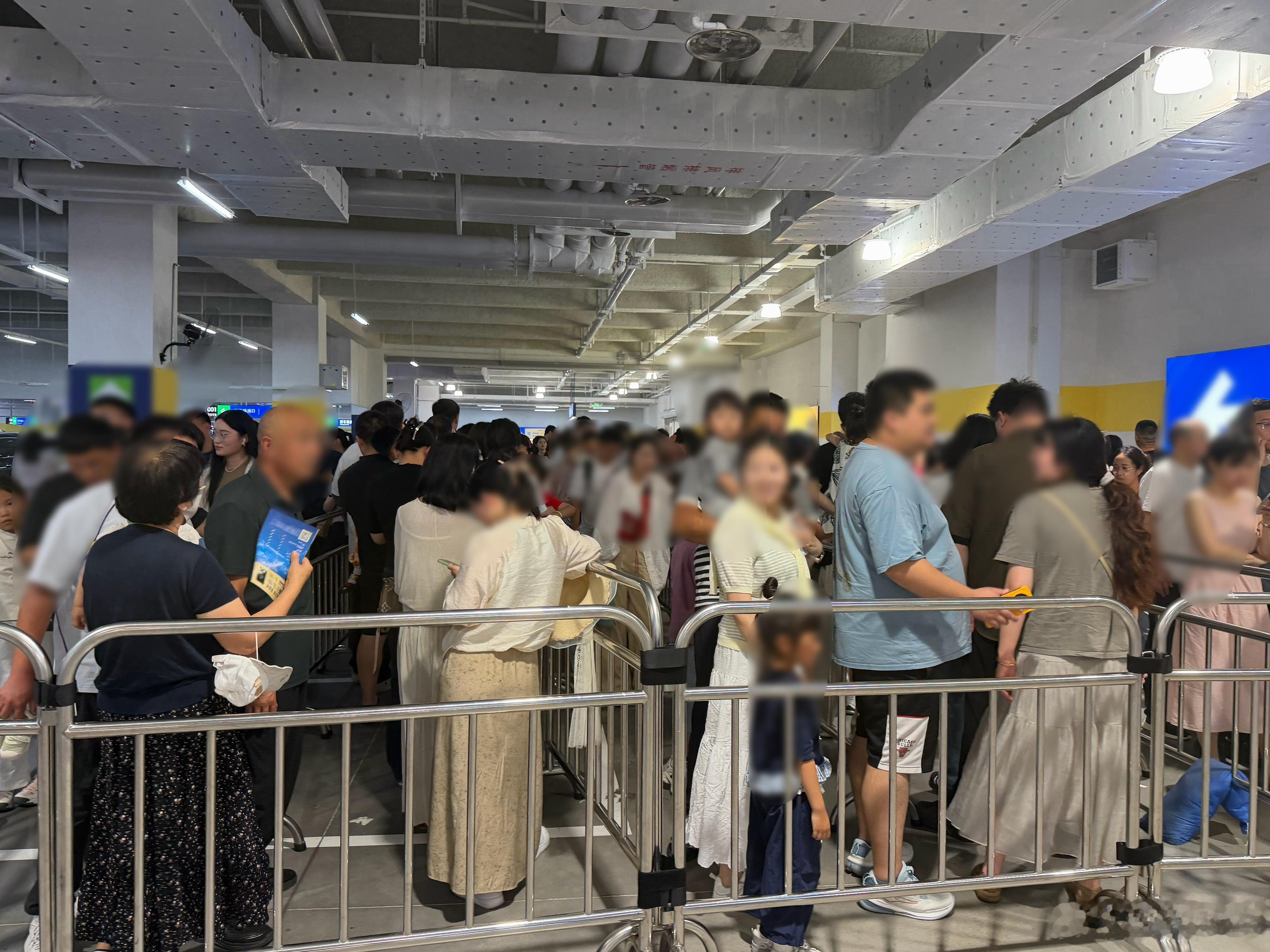 亲戚假期结束了，走之前非要来逛逛青岛山姆，我说没啥逛的，结果排队2小时才进来