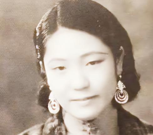 1918年，她因生不出儿子，被一纸休书赶出家门；娘家嫌弃她，不让她进门；再婚后，