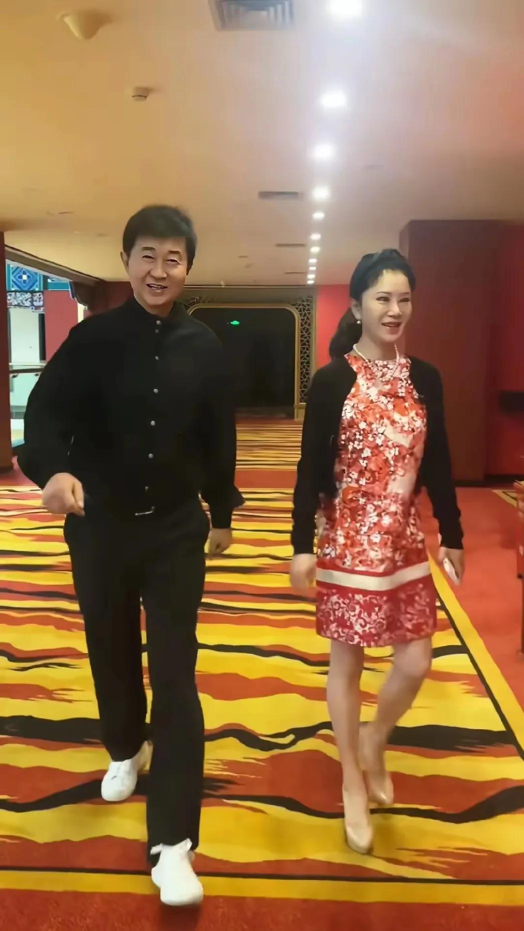 一看到他俩，就想起《知心爱人》那首歌。俩人笑容满面，风采依旧，看着就很幸福。任静