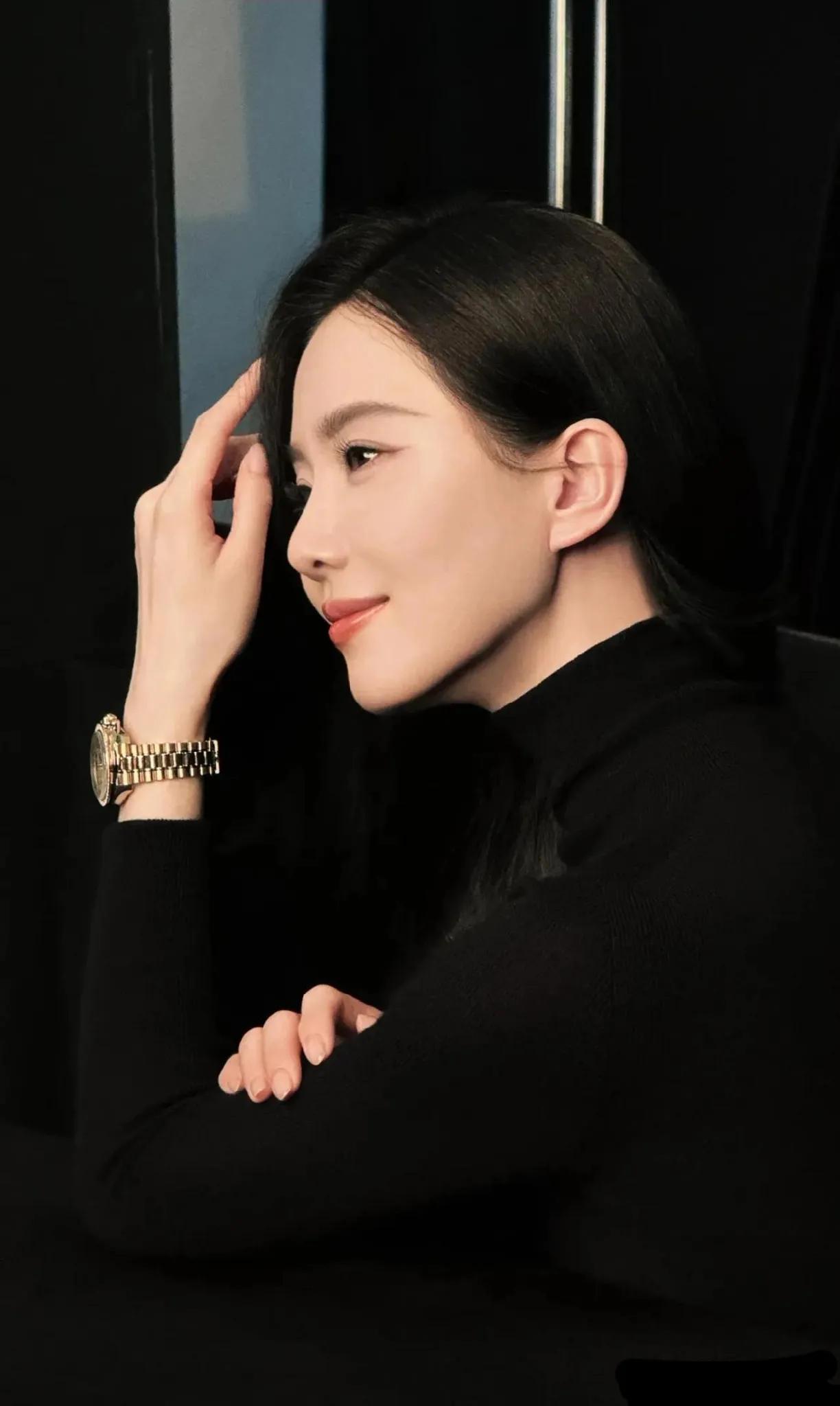 刘诗诗气质清冷，五官精致，是娱乐圈里一股清流，真的不愧是娱乐圈的气质女神！