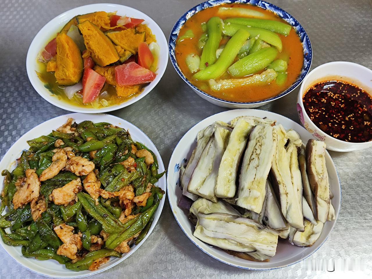 四月二十五日午餐，我制作了三菜一汤一主食。第一道是青椒炒肉，第二道是蒸茄子搭配蘸