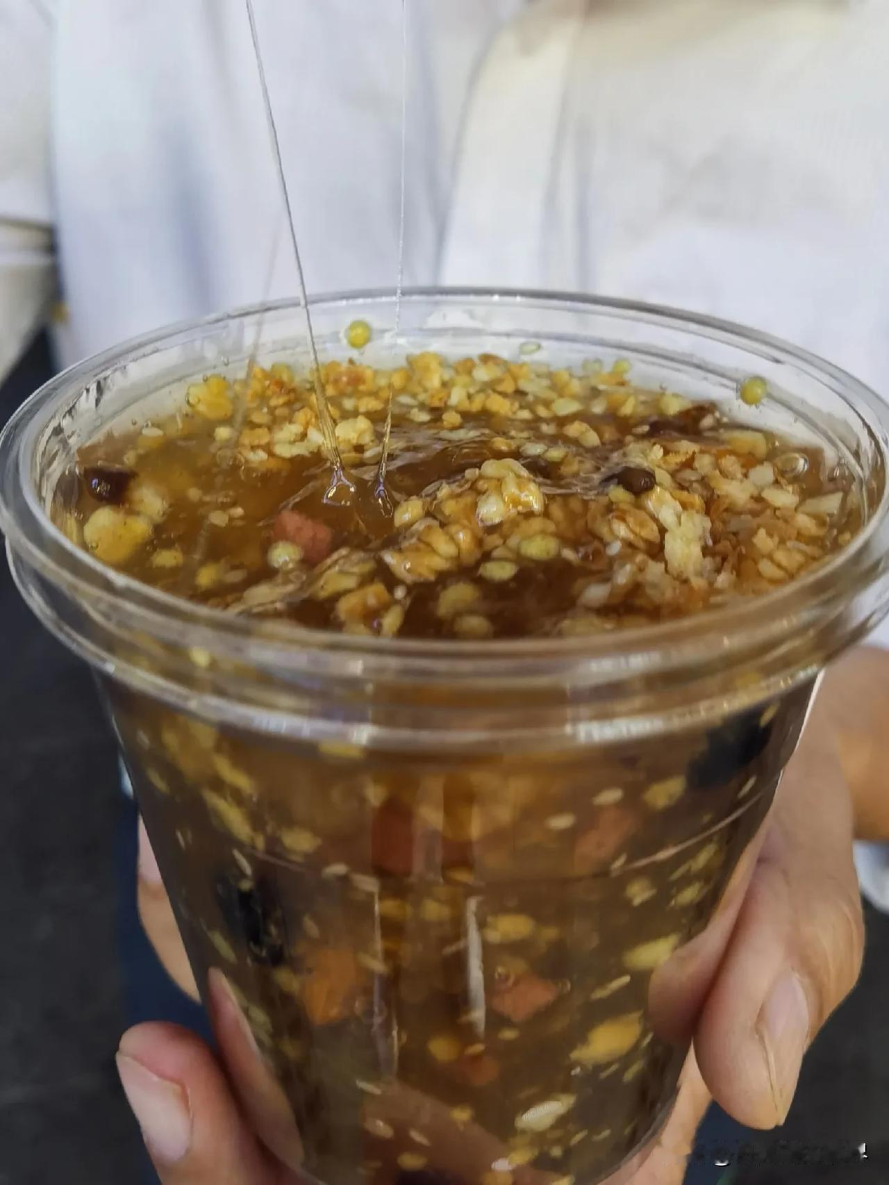 在武汉的夜市吃一碗藕粉，十分的满足，藕粉冲的浓淡适宜，放了好多种配料，温热温热的