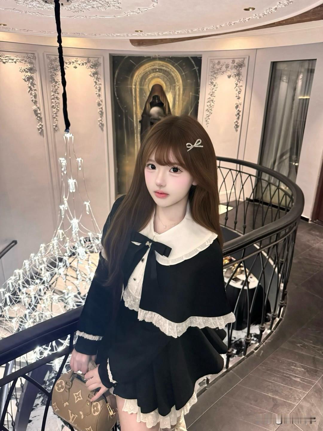 “花影摇曳，月色如霜”，多美的画面。恍惚间，仿佛置身于那诗意的花月夜。花在月下朦