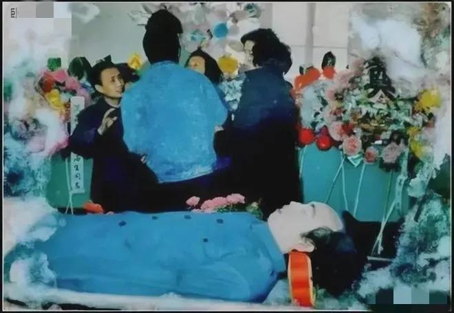 这是1989年3月，诗人海子，追悼会上留下的最后一张照片，镜头中的他穿着中山装，