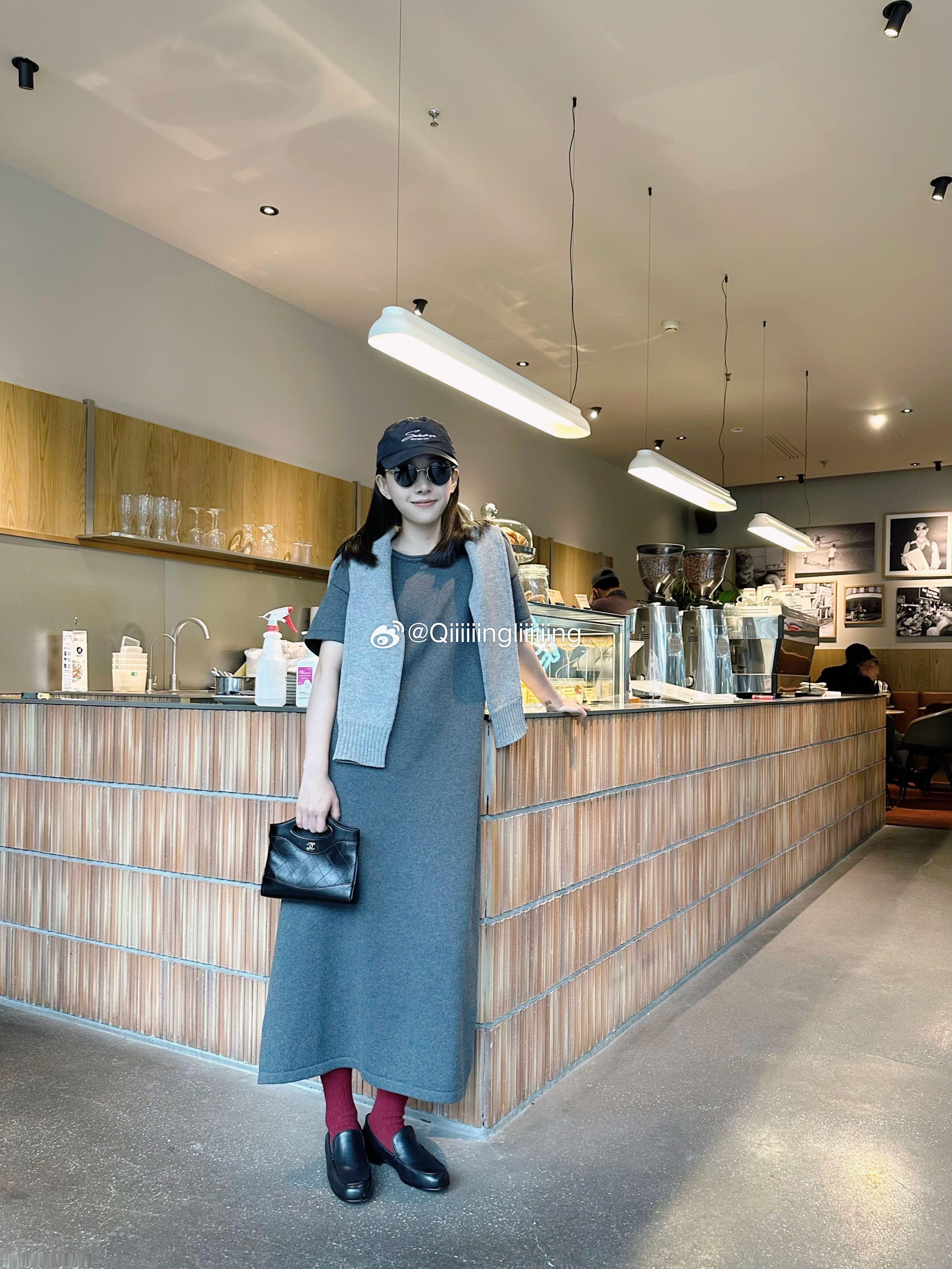 扛不住寒冷套上了我过年都没穿上的红袜子🍎 ​​​