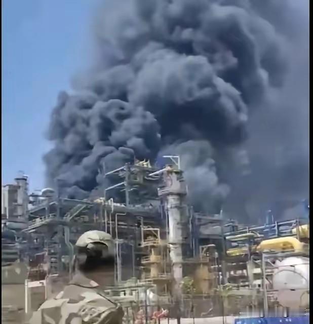 印度礼费795亿建成的大型石油炼油厂，眼看已经建成投产，却被一把大火烧得整个工厂