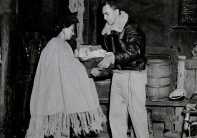 1943年左右，美国飞行员误入了彝族深山区，被彝人误以为是天菩萨下凡，派4名赤身