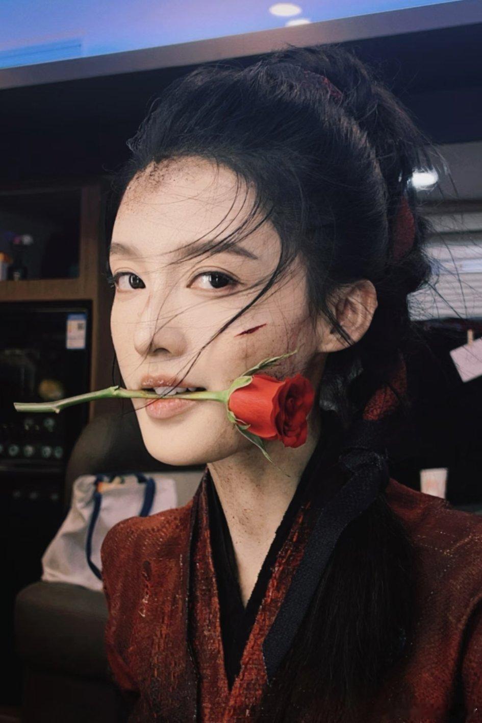 李沁红衣与红玫瑰～ 