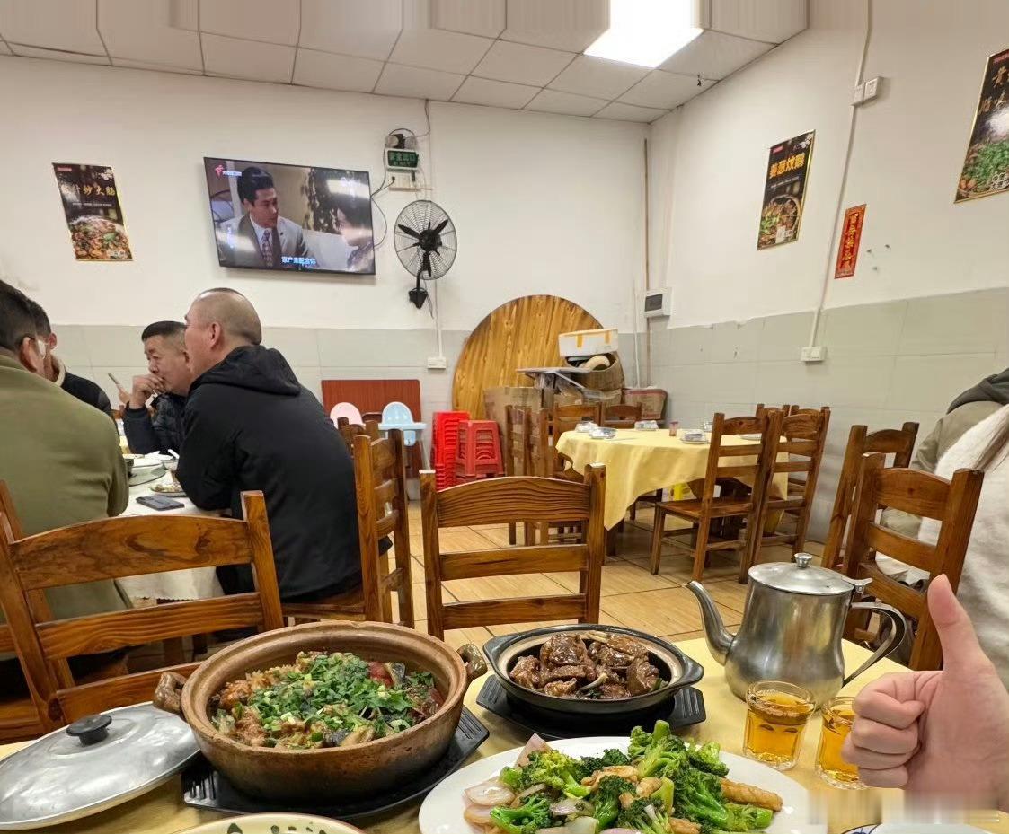 小伙为患病哥哥打造防摔餐厅35岁男子回乡开饭店养9口人普通家庭没有波澜壮阔，却满