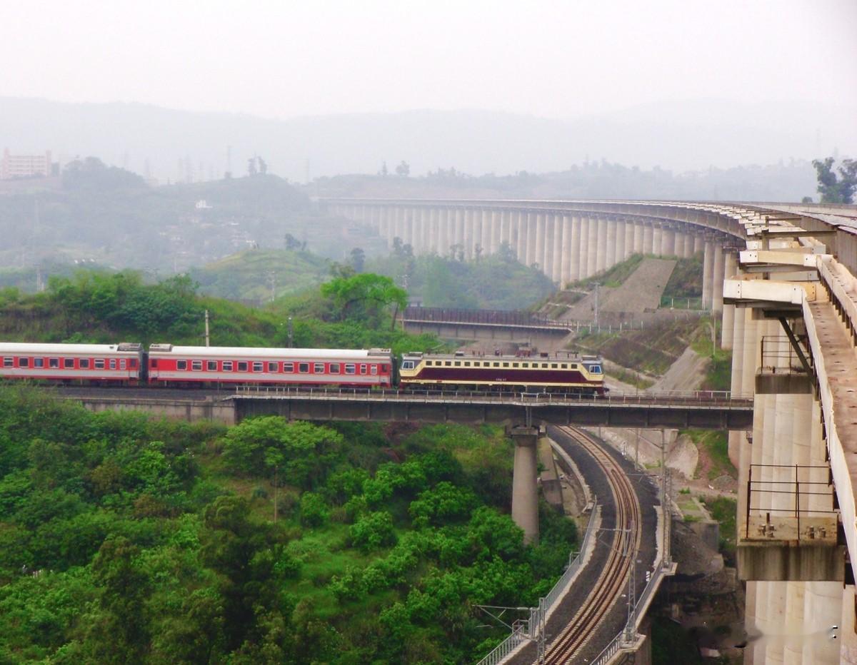 2014年4月在磨心坡铁路立交区拍摄的图片，这是三层铁路立交。右边最上边的是兰渝