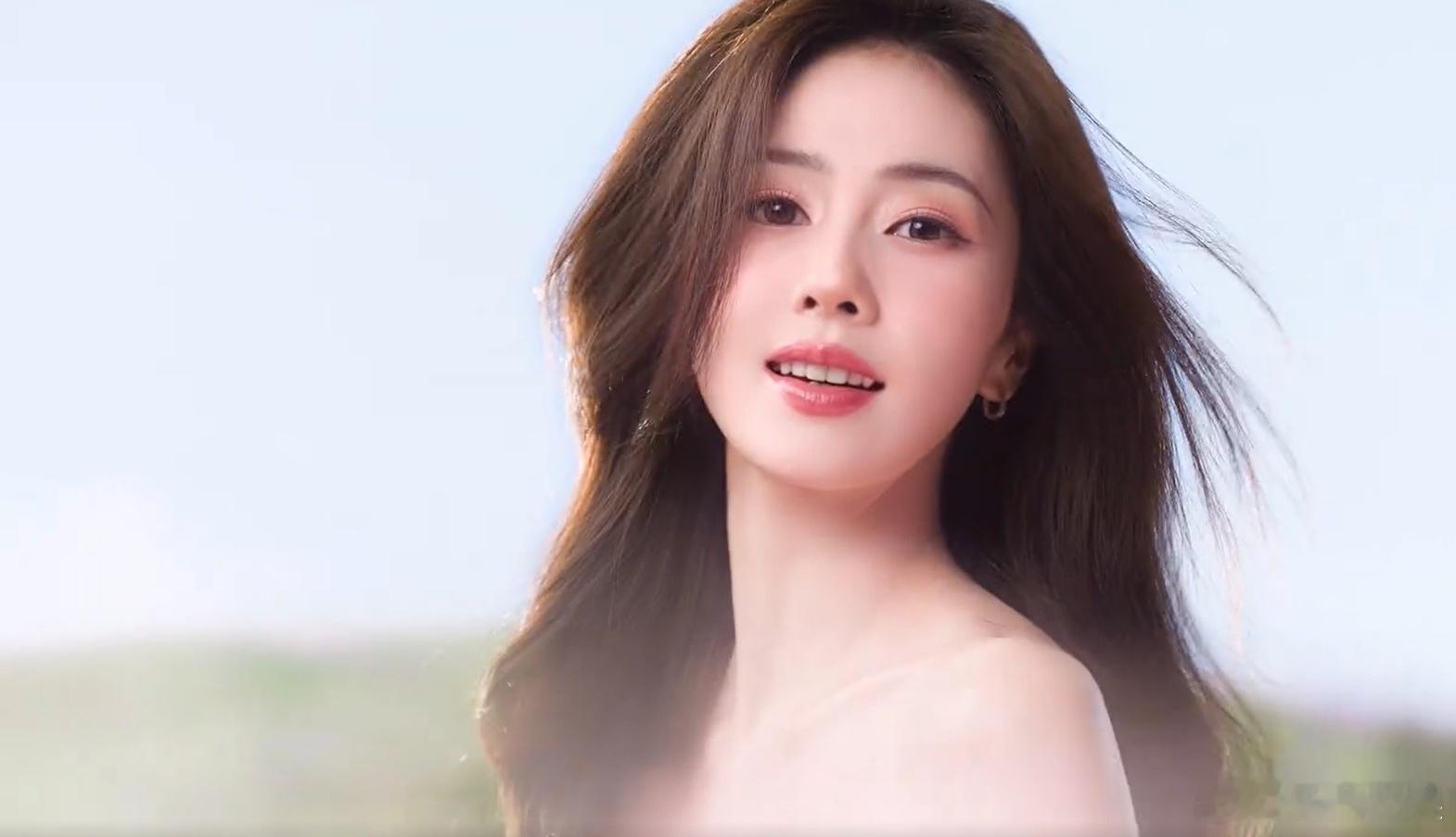 #白鹿粉色繁花抹胸裙##白鹿侧躺在花丛中# 白鹿的粉色繁花抹胸裙，为她增添了一份