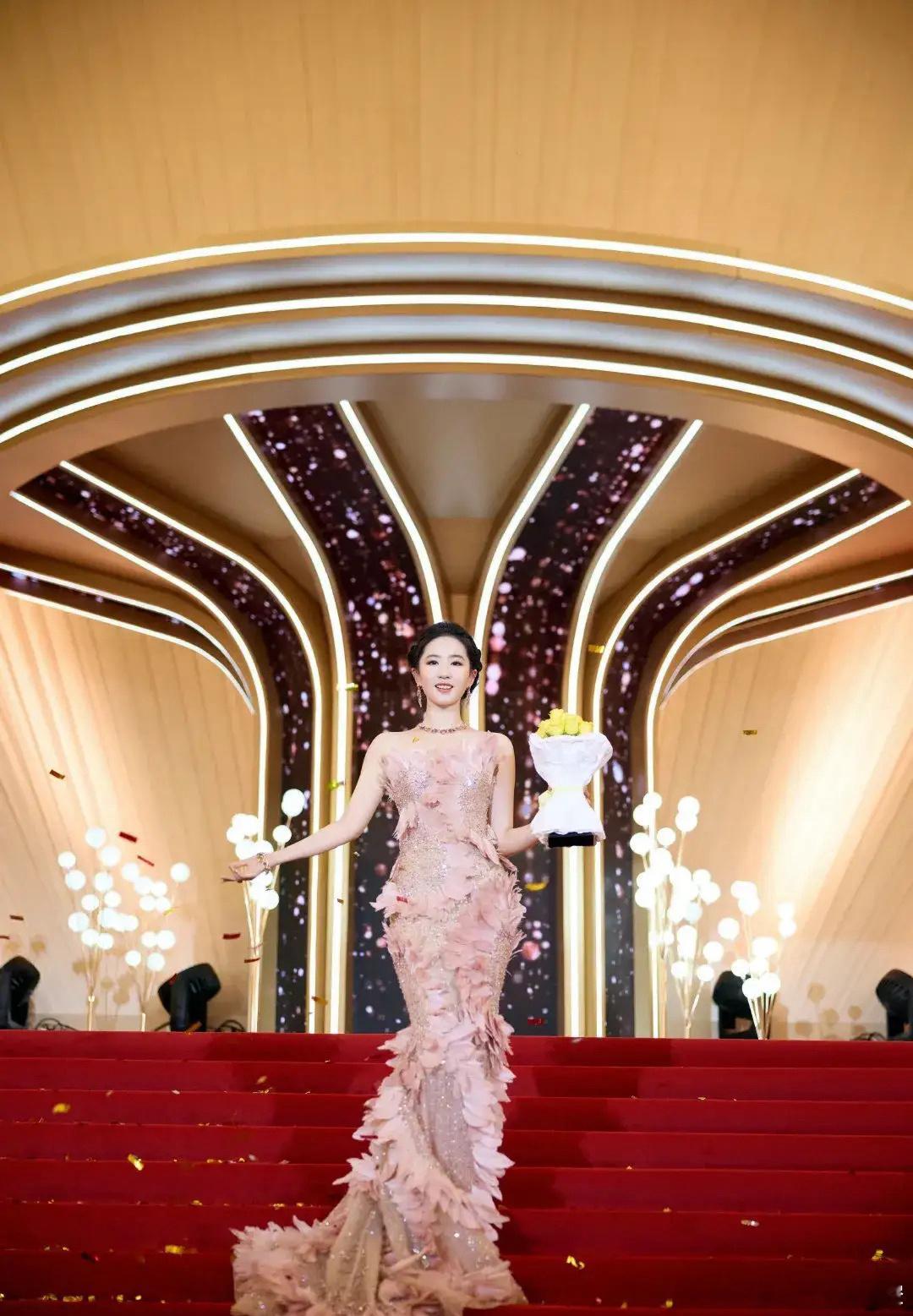 刘亦菲玫瑰故事真的爆，时隔一年出席品质盛典，压轴出场，主办方还給准备了黄玫瑰的手