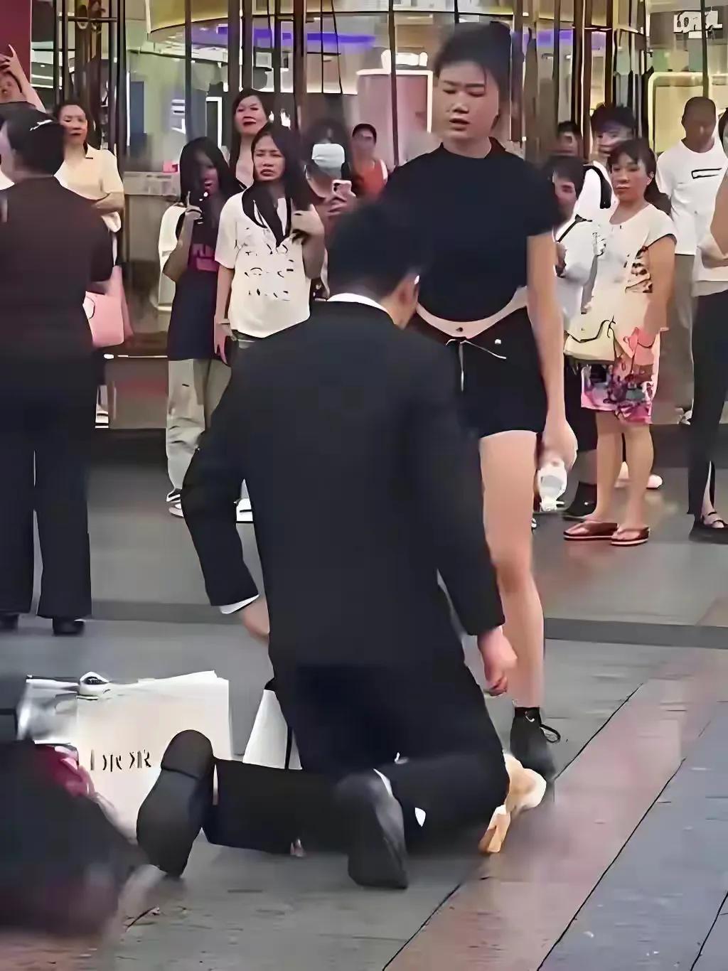 起来吧？
如此卑微的祈求下得来的婚姻能幸福的了，五年的恋爱，最后还得经过这么长跪