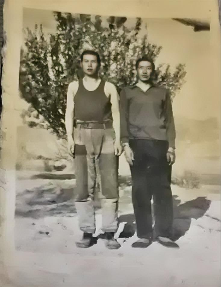 70年代初，一名穿着“补丁”衣服的男子，留下了这一张照片。那个时代，中国正处于经