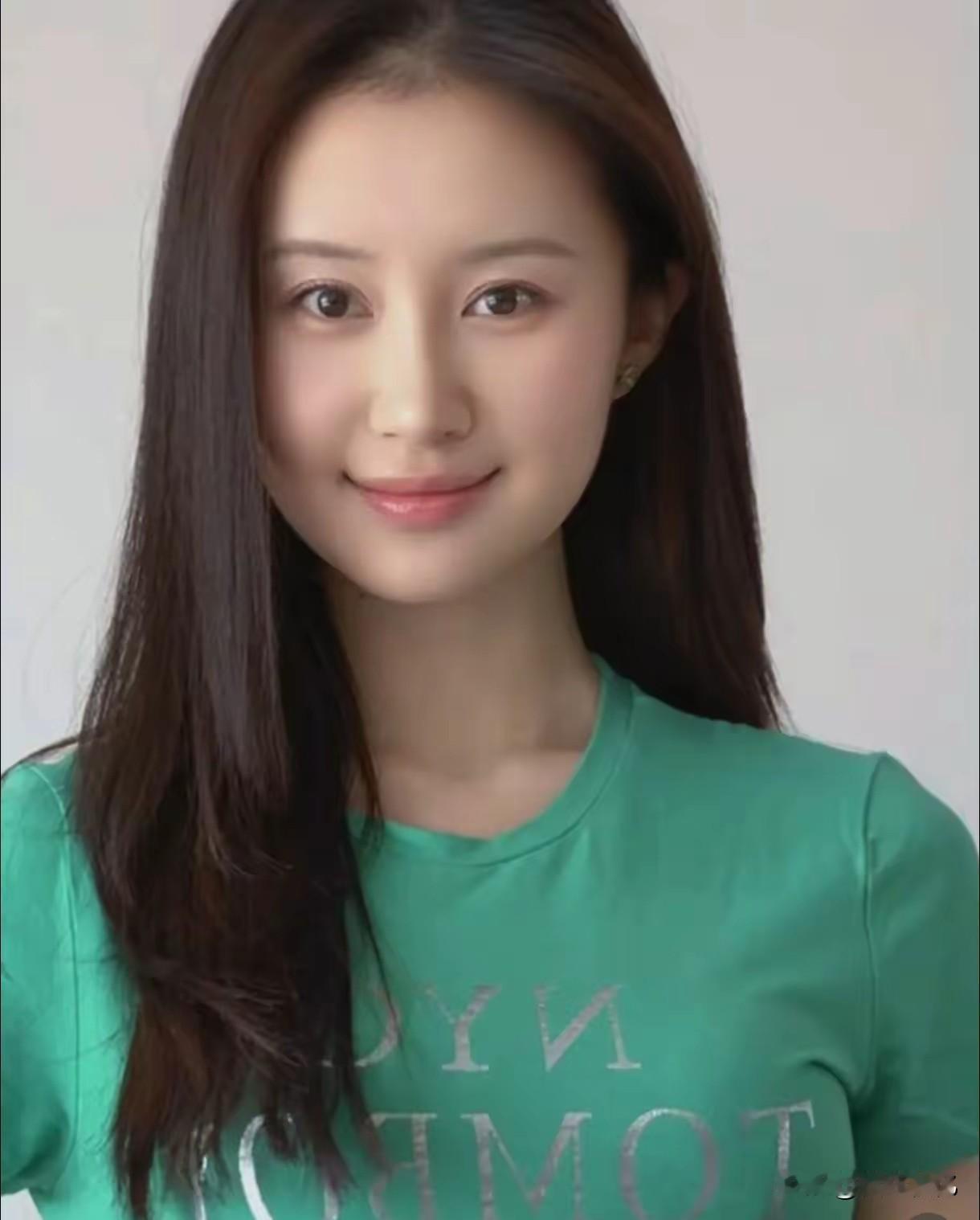 舒畅，38岁了，
该做的一样没做，
没结婚，没当妈，也没生娃，恋爱目前也没有。
