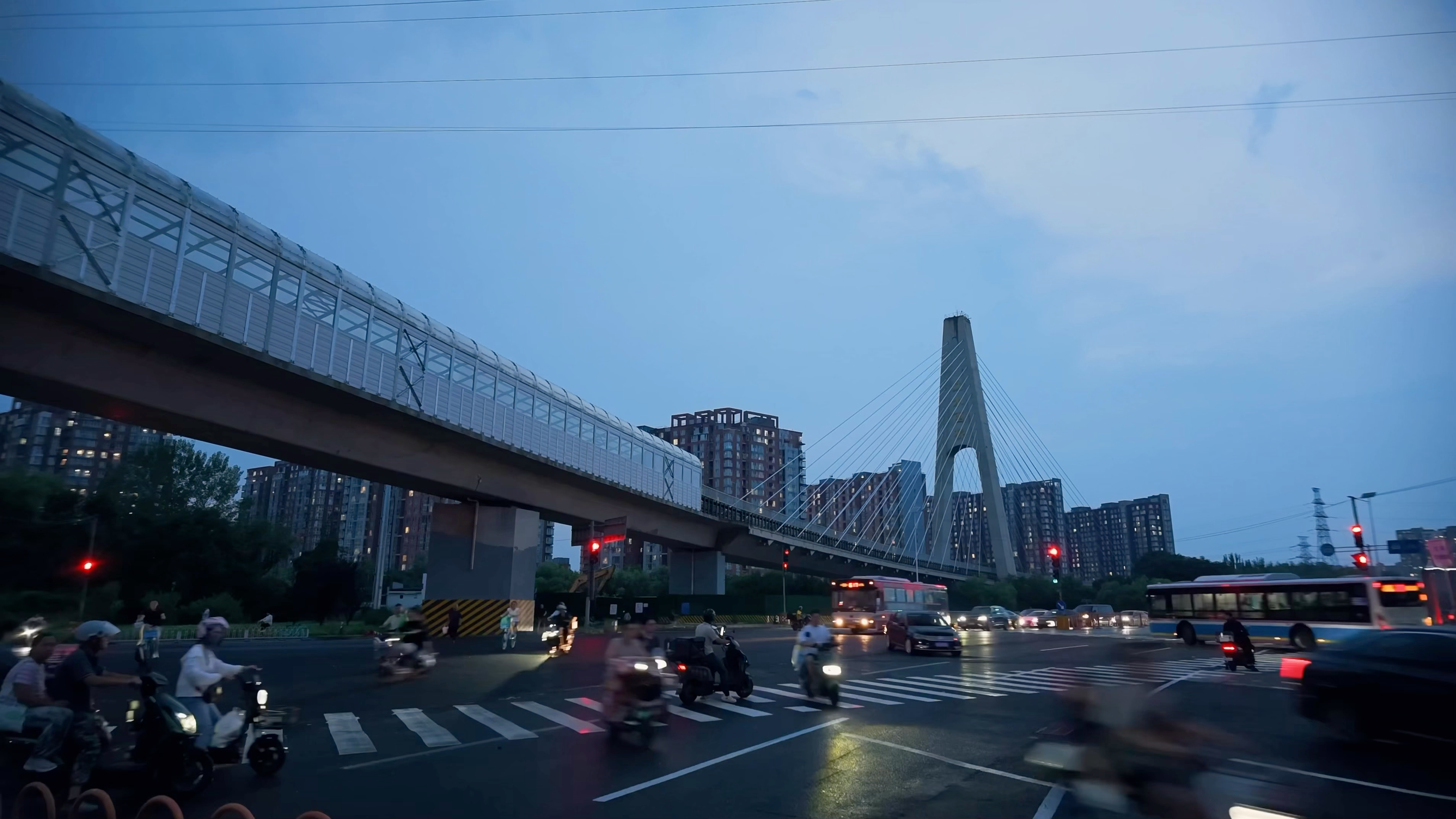 今天，安立路快速化改造进程中的北苑路开通新设导行路，与安立路平交路口，改变了立通