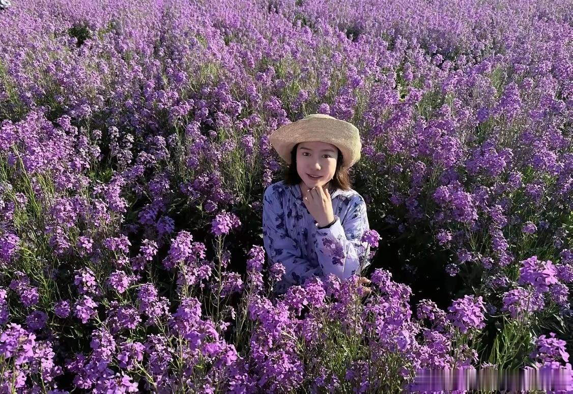 翁帆近照。和母亲、侄女在新疆旅游，状态不错。看起来是侄女的同龄人。 