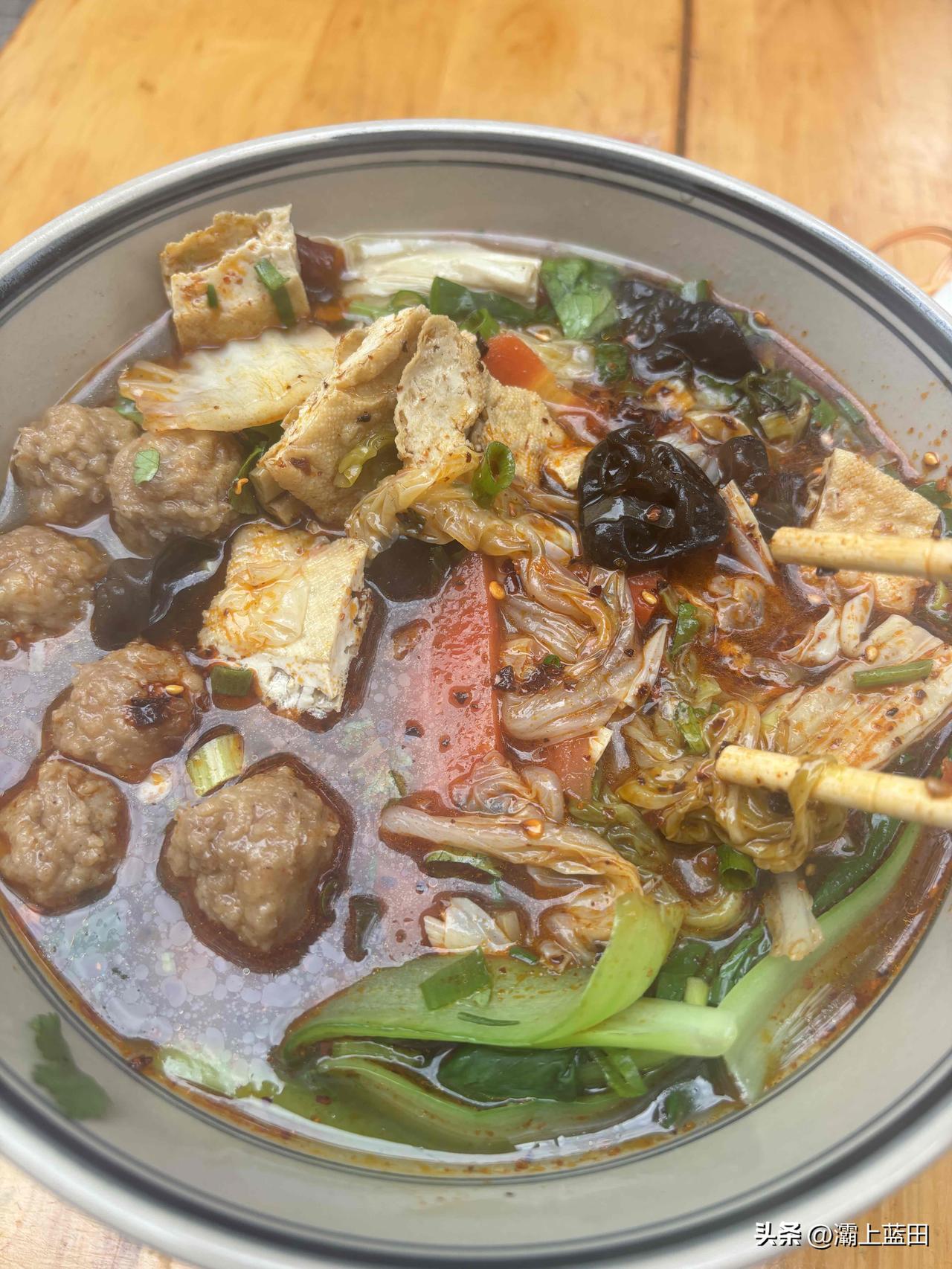 今天中午在西安吃的老陕丸子烩菜，一份13元，送俩馍，说说口味吧，感觉比较清淡，吃