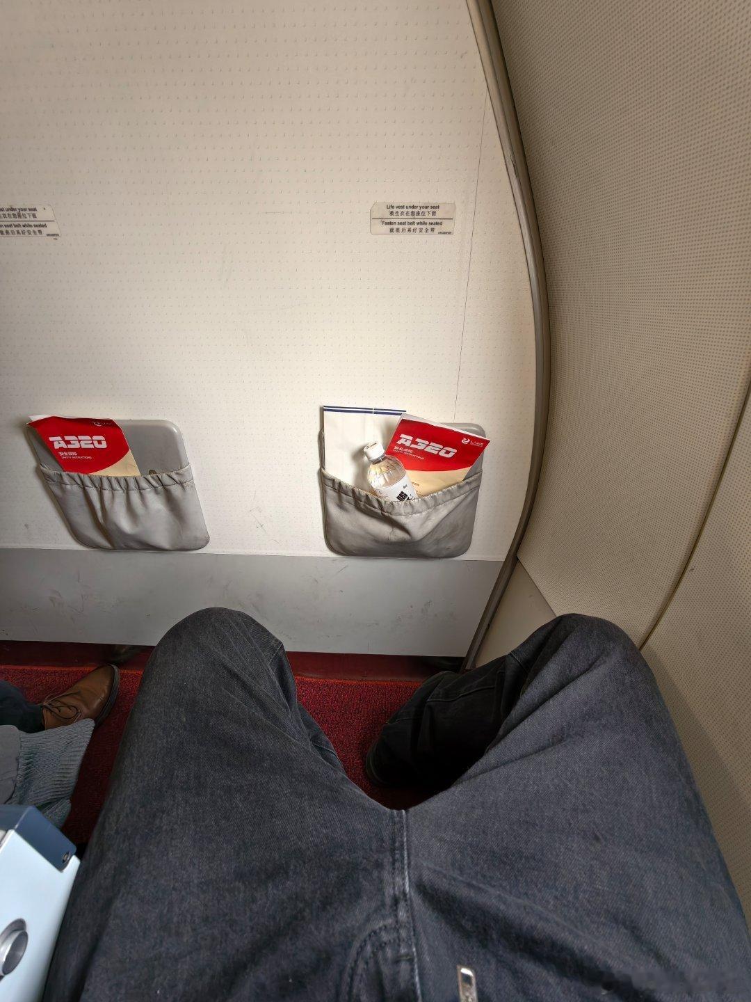 160块钱升舱…龙江航空第一次坐但这不就是大航司金卡白金卡的第一排座位嘛飞行日记