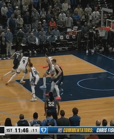 拉塞尔·威斯布鲁克防守真积极，激情和爆发力依然十足，要是再年轻几岁，弹跳和爆发力