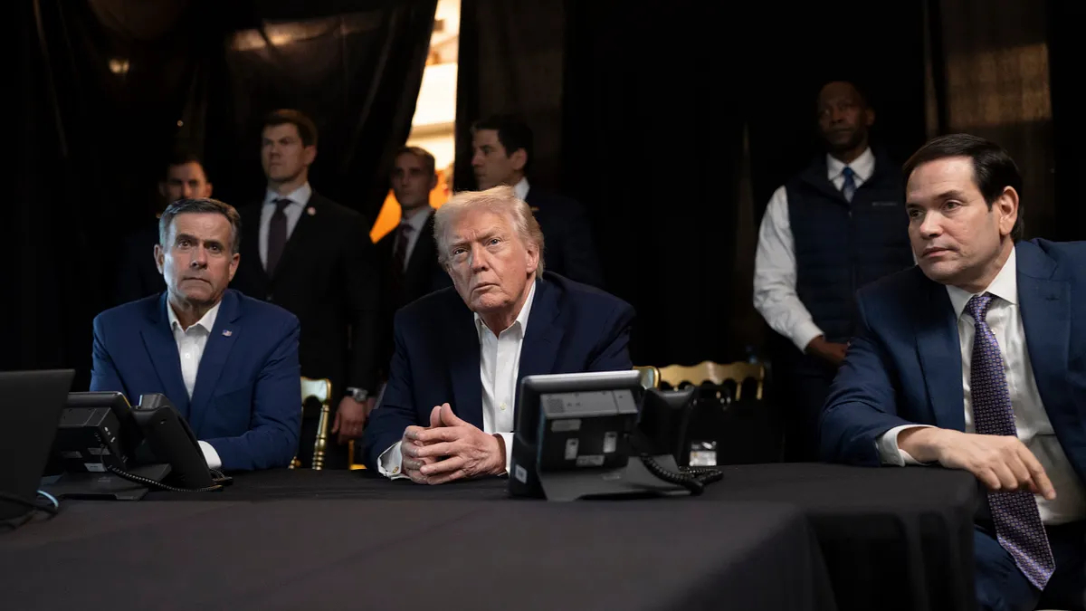 美国和以色列2月28日对伊朗发动袭击。白宫官员透露，特朗普正在海湖庄园持续监控打