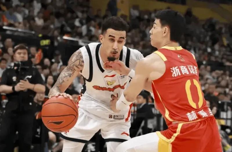 广东男篮超级外援奎因状态调整得真是太及时了！

这场广东主场迎战宁波的比赛，半场