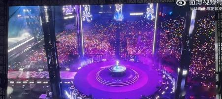 华晨宇演唱会的舞美 灯光和歌声交织在一起，华晨宇演唱会的画面太享受。 ​​​