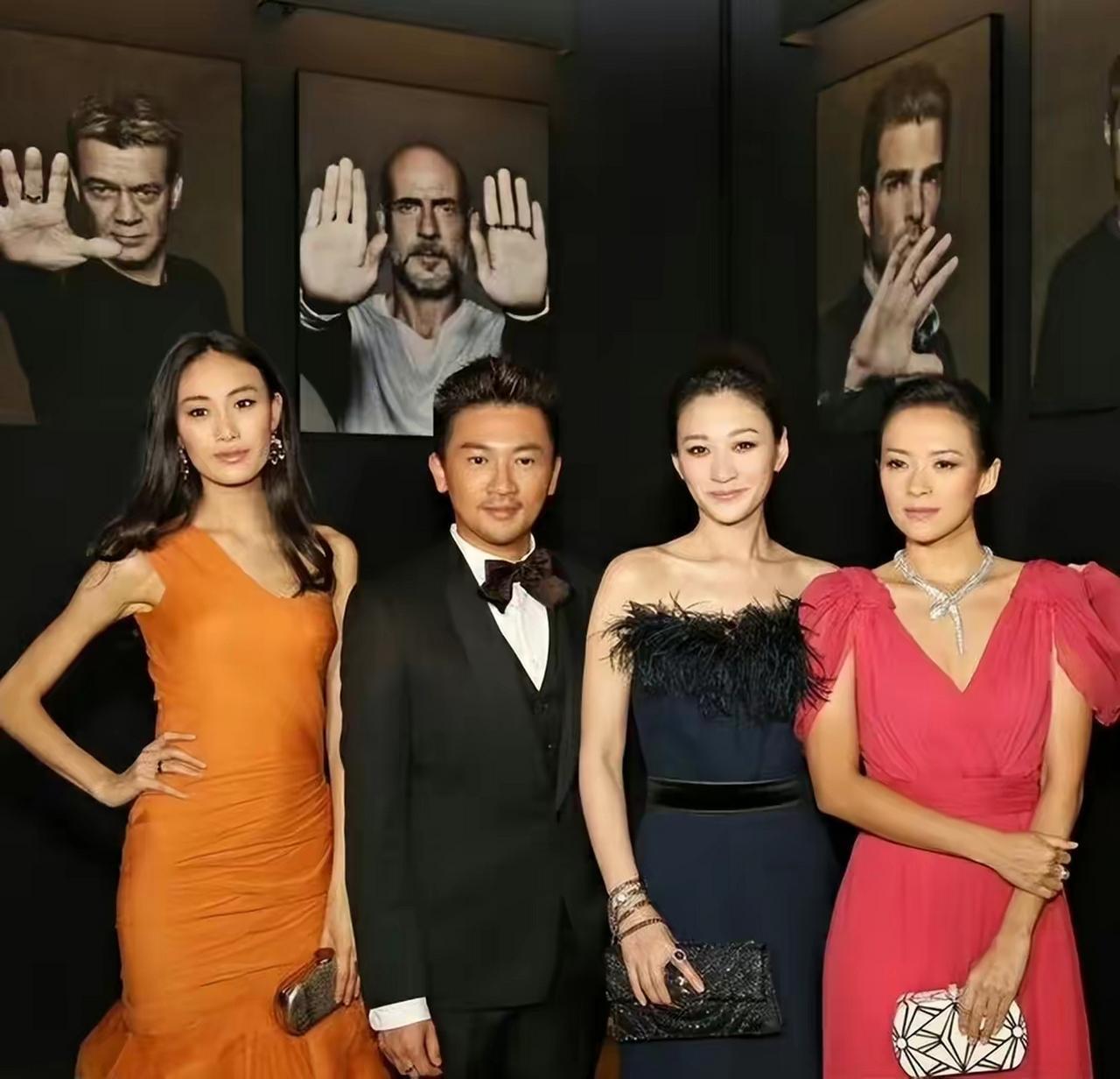 右边这位穿深V粉红长裙的是章子怡，右二穿黑色抹胸礼裙的是李小冉，左二穿黑色西装留
