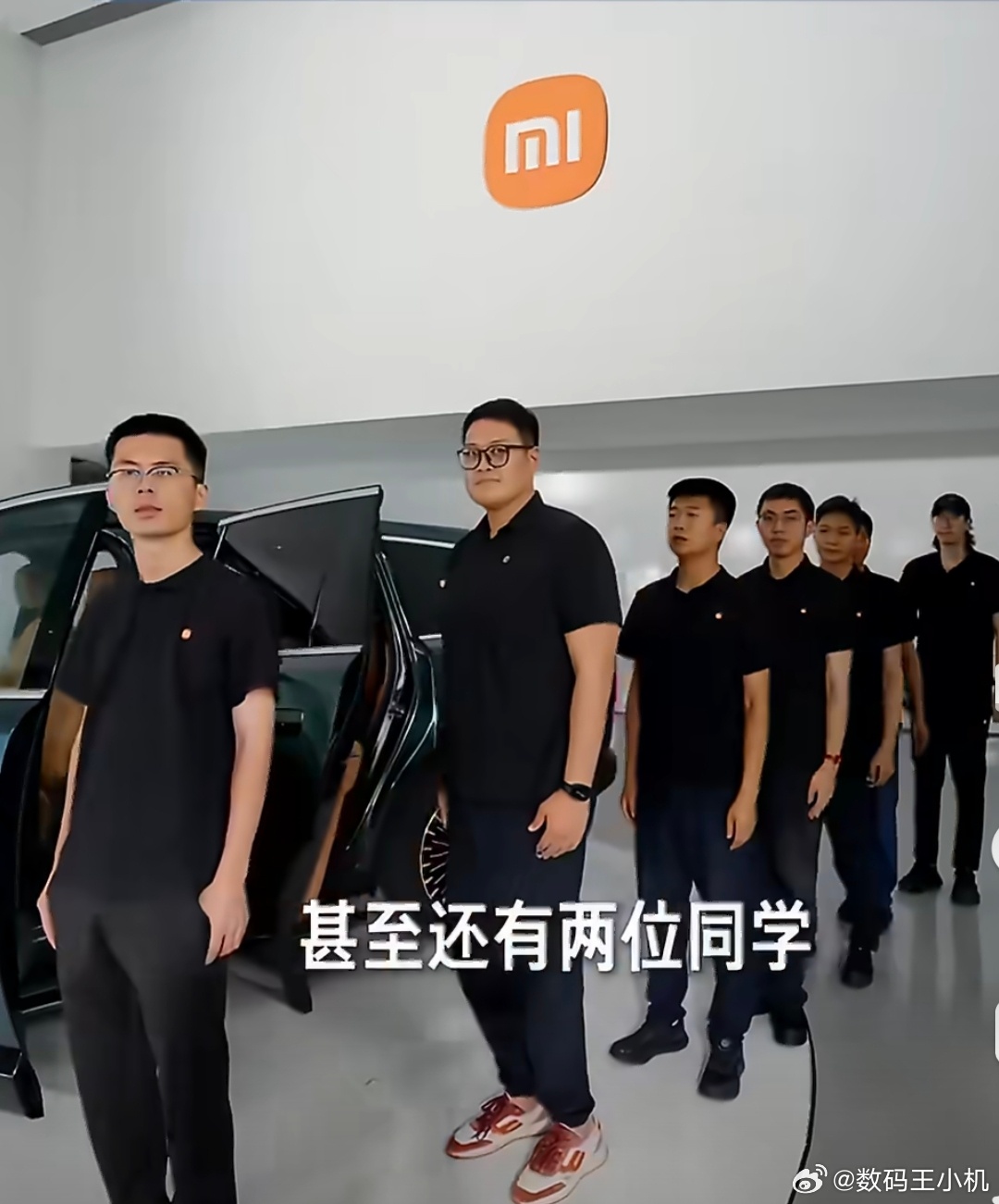 雷军展示澎程有多能装小米澎程后备箱能竖放两辆公路车雷总这波硬塞一米八大汉的实测，