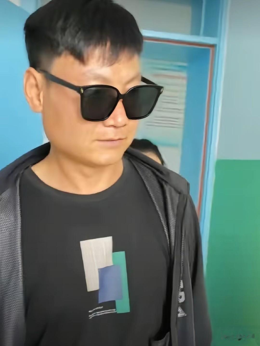 看来鹏鹏这是离开农家军，又另谋新出路了。

这次遇上了大贵人，要跟着养老院的美女