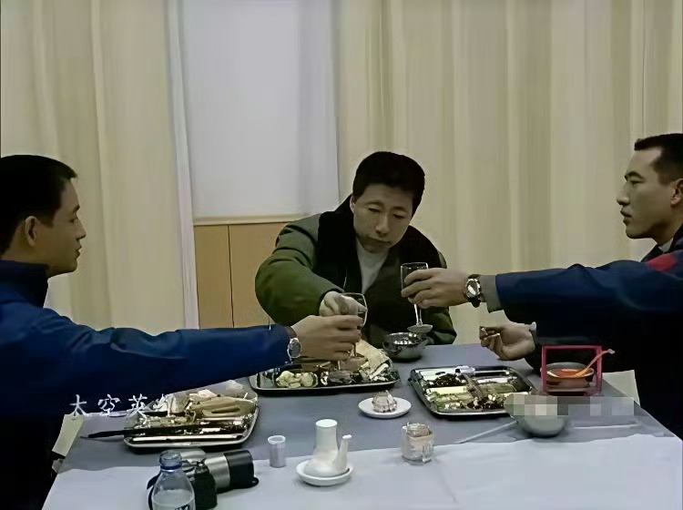 2003年，杨利伟出征前照片，这是真正的壮行酒，有去未必有回，让人肃然起敬。 