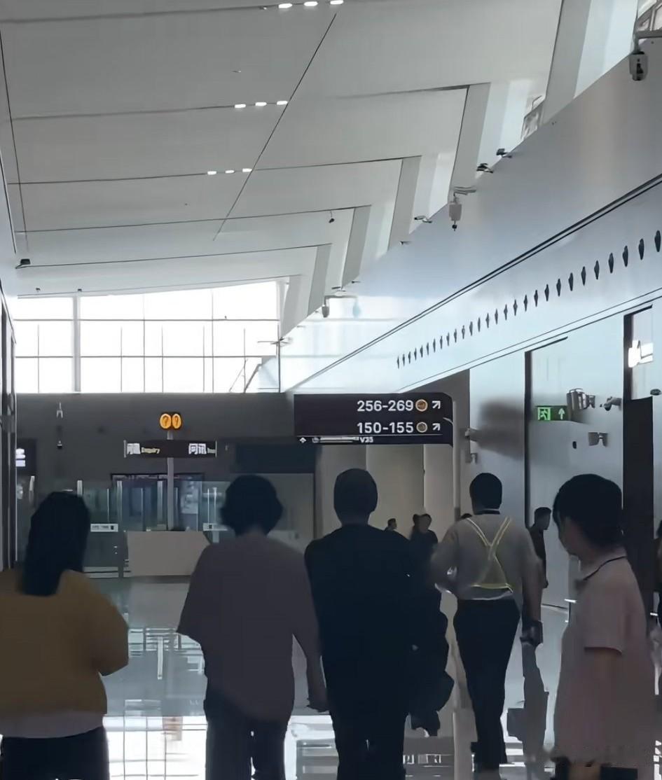 他们终于熬过了人声鼎沸的喧闹，真正开始享受平平淡淡才是真的相伴了……

两个人那
