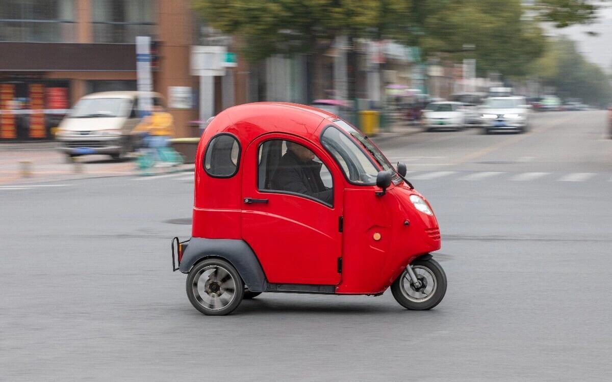 七旬老夫妻开着“老头乐”闯红灯被撞，伤得不轻还索赔70万！可交警判定老夫妻担主责