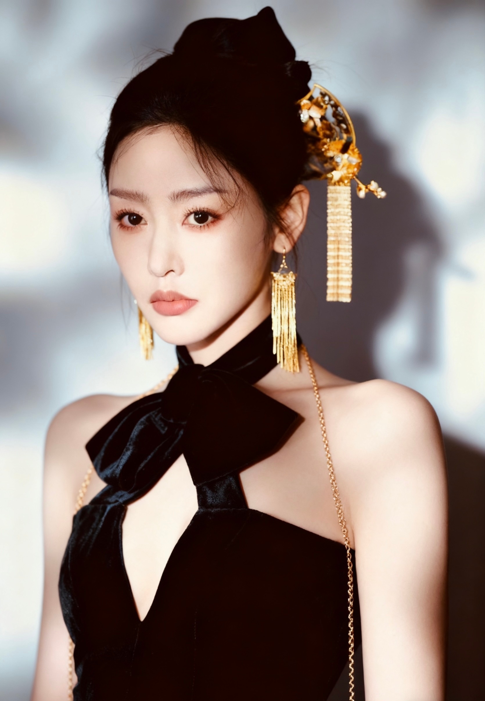 黑金贵气杀疯了！张天爱这造型是把“豪门贵女”焊在身上了 