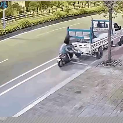 像这种情况，车停在那没动，骑电动车的不小心撞车上，车主有责任吗？