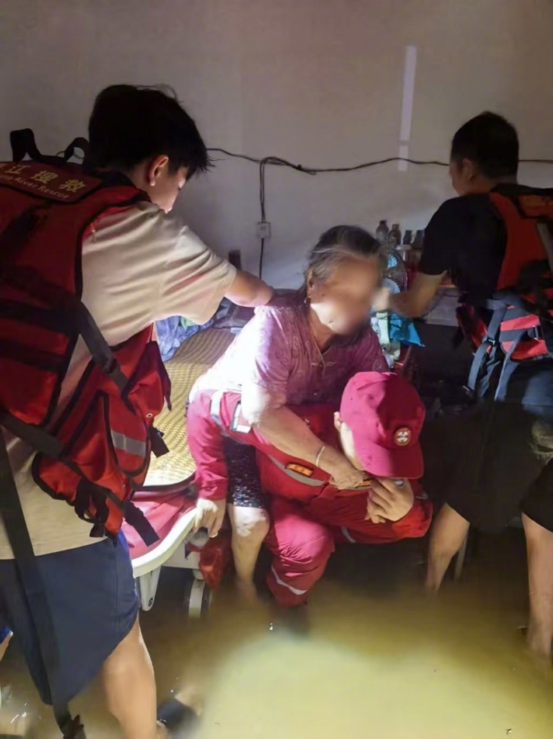 #广西洪水现场救援队发声#【连线驰援贵港的救援队长：泡在水里十几小时，转移多名被