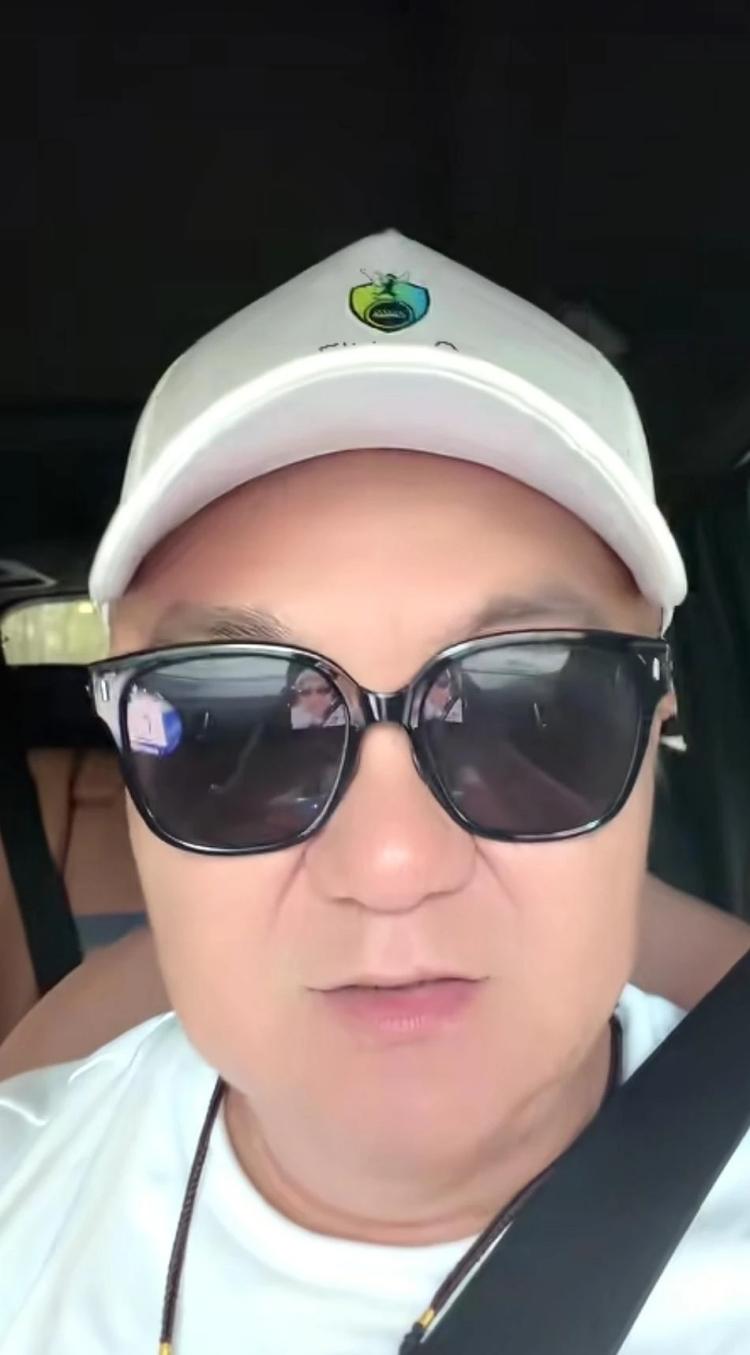 50万，个人出，专门用于中国女足小将建设。董路说，掏钱的是位演艺人士。
起因是女