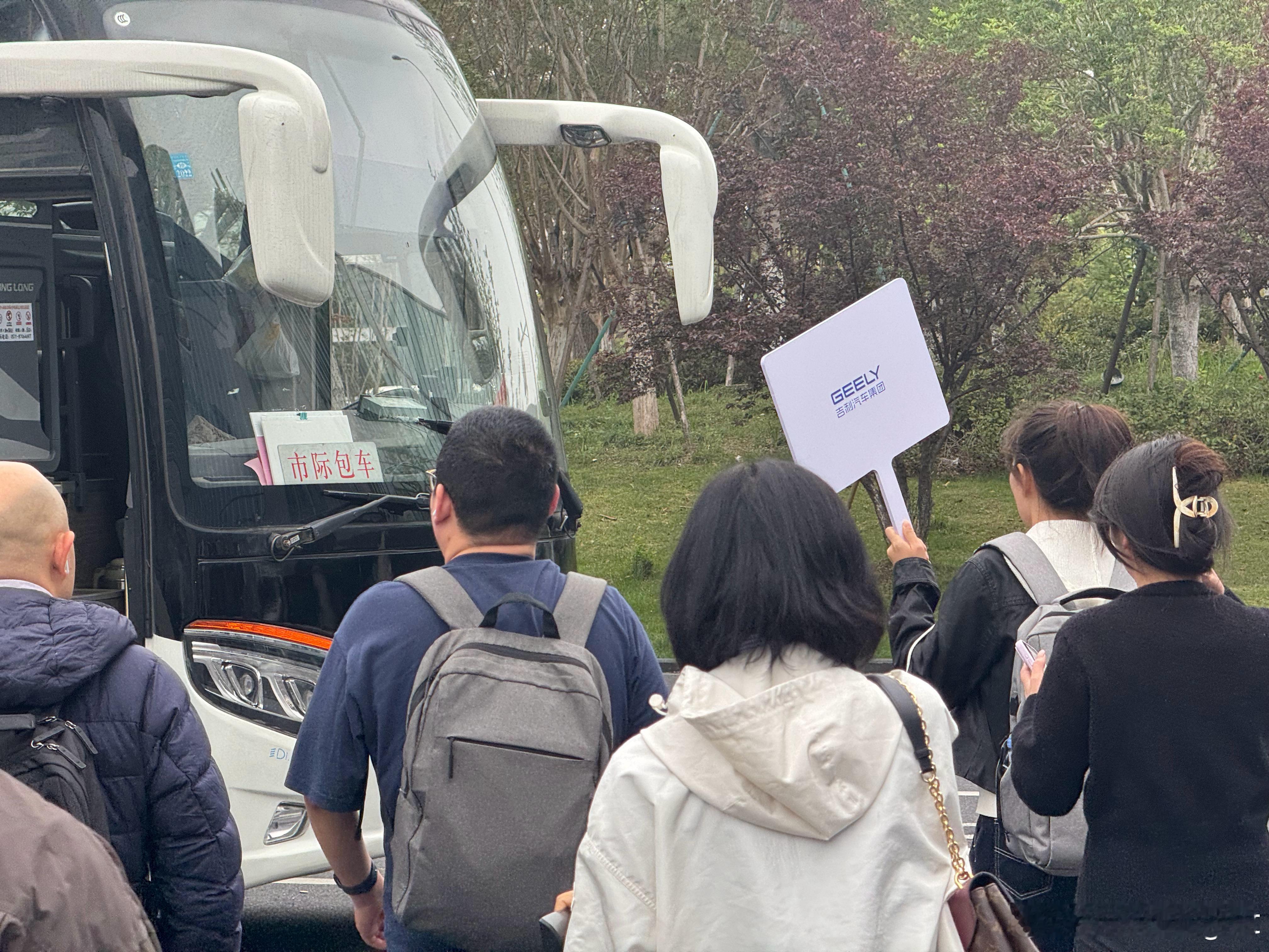 杭州一下飞机就有三个品牌在接机了。据不完全统计，车展前起码每日三个活动起步，特别