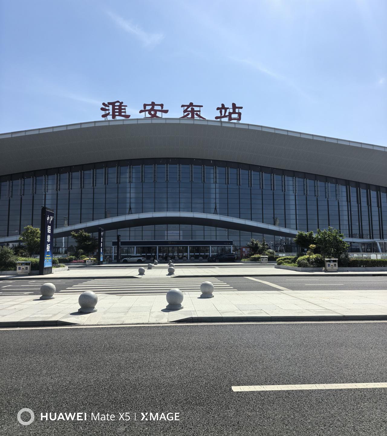 漫步彭城，山水与古韵相映成趣。此行先流连于云龙湖、南湖畔，湖水澄澈，岸树葱茏，远