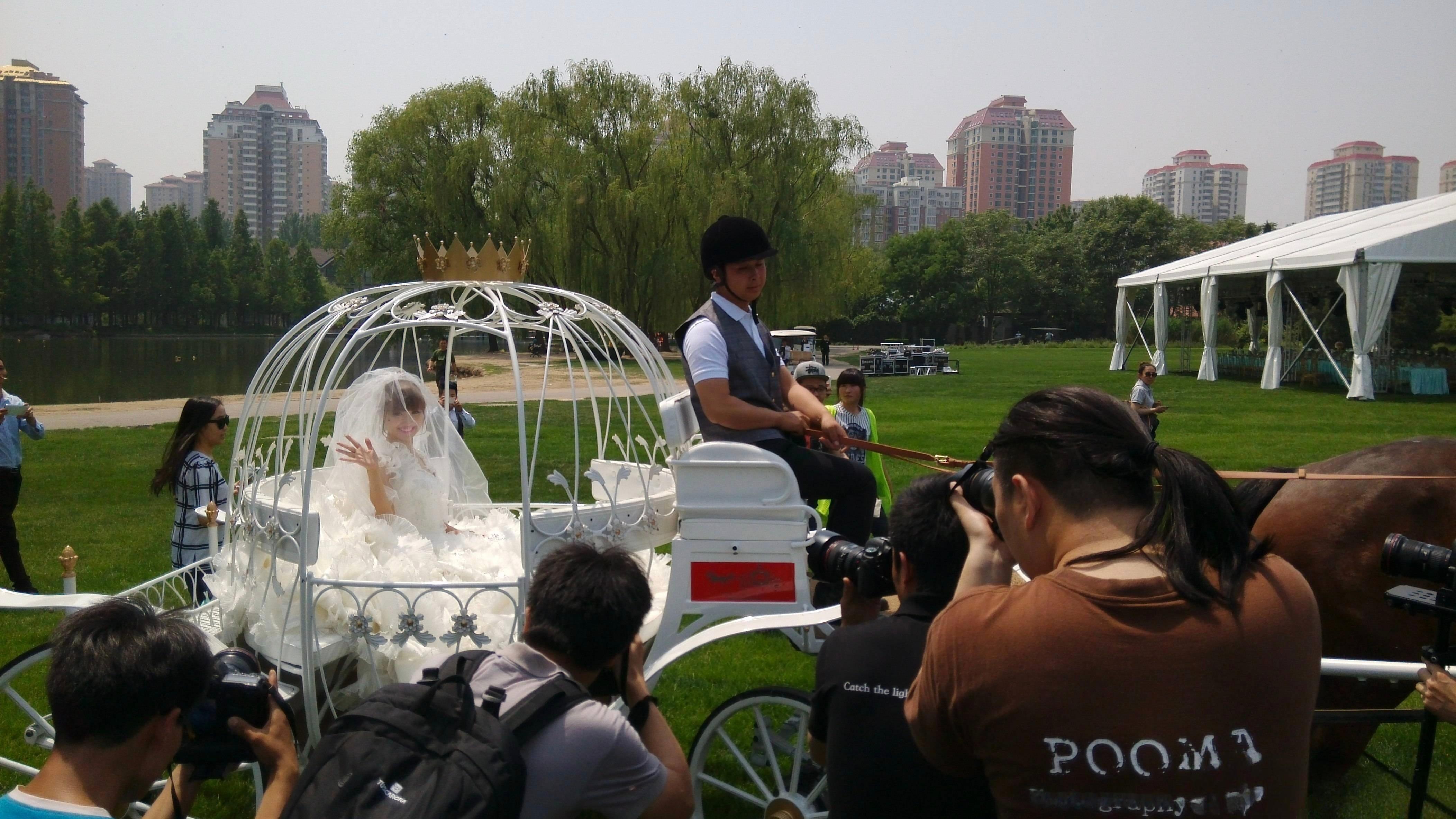 麦琳和李行亮的婚礼又隆重又盛大，哪里算裸婚？顶多是土婚 