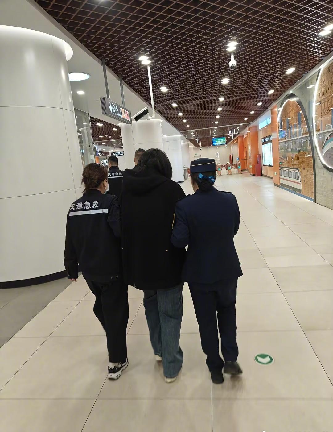 4月1日，地铁5号线京华东道站台,一名女乘客突发身体不适，向工作人员求助。经了解