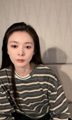 傅菁直播演我边化妆边追剧 早就听说她新剧要上线，这次直播边化妆边追剧预热，状态轻