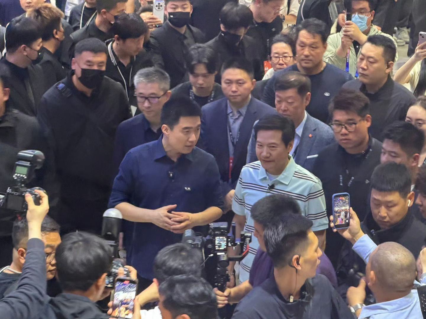 雷军到理想展台看全新L9，看的不是热闹，是门道。那套让车身“做俯卧撑”的主动悬架