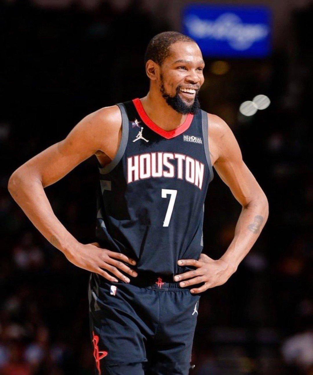 杜兰特：“人们总说那些陈词滥调。说你（为了篮球）放弃了朋友，放弃了派对，放弃了享