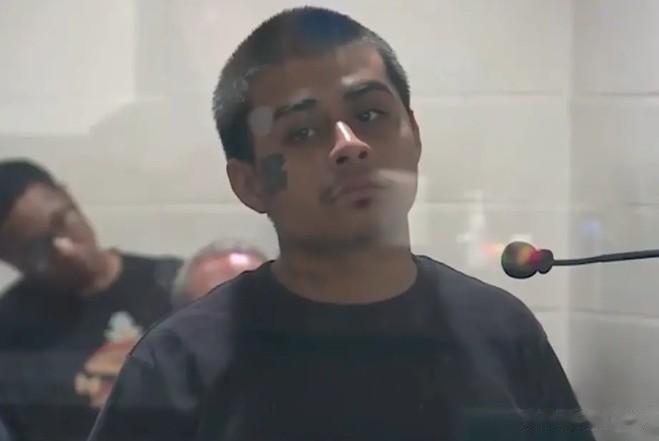 现在美国青少年真是越来越可怕了，一位退休的警官在进行自行车骑行时，被两名青少年开