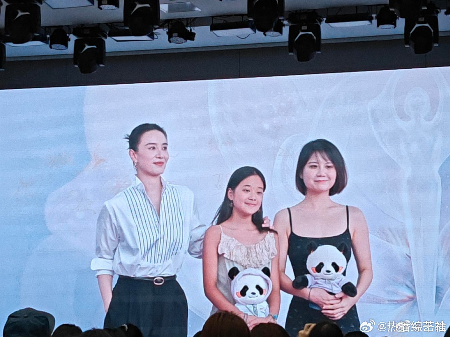 宋佳梅婷女儿一起走红毯宋佳本身气场强大，面对晚辈却格外温和，走路节奏全程配合身边