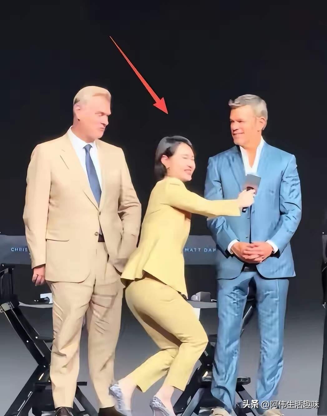 “卑躬屈膝”成了具象化？
近日，（奥德赛）在北京首映礼活动中，主持人采访主创时，