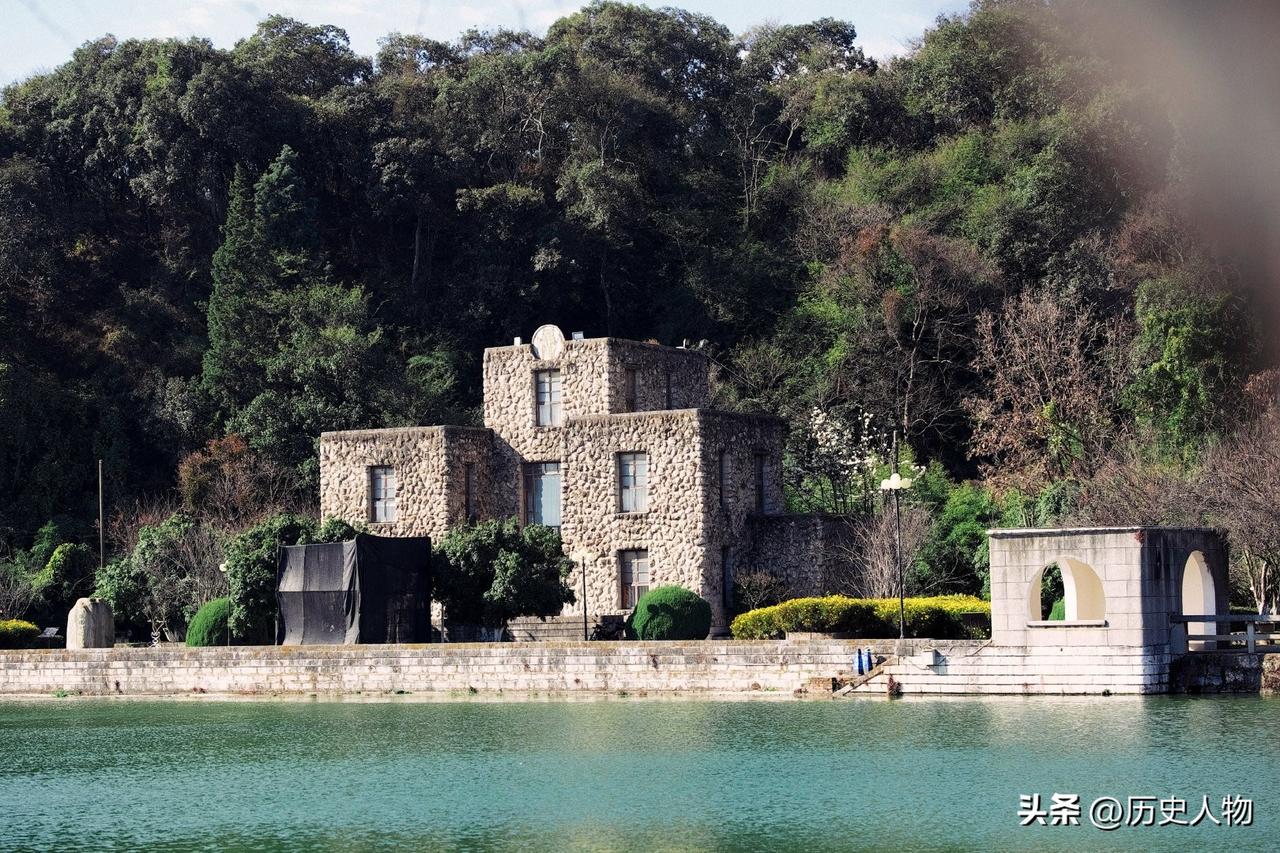 湖边有一座石头房子，风景不错。