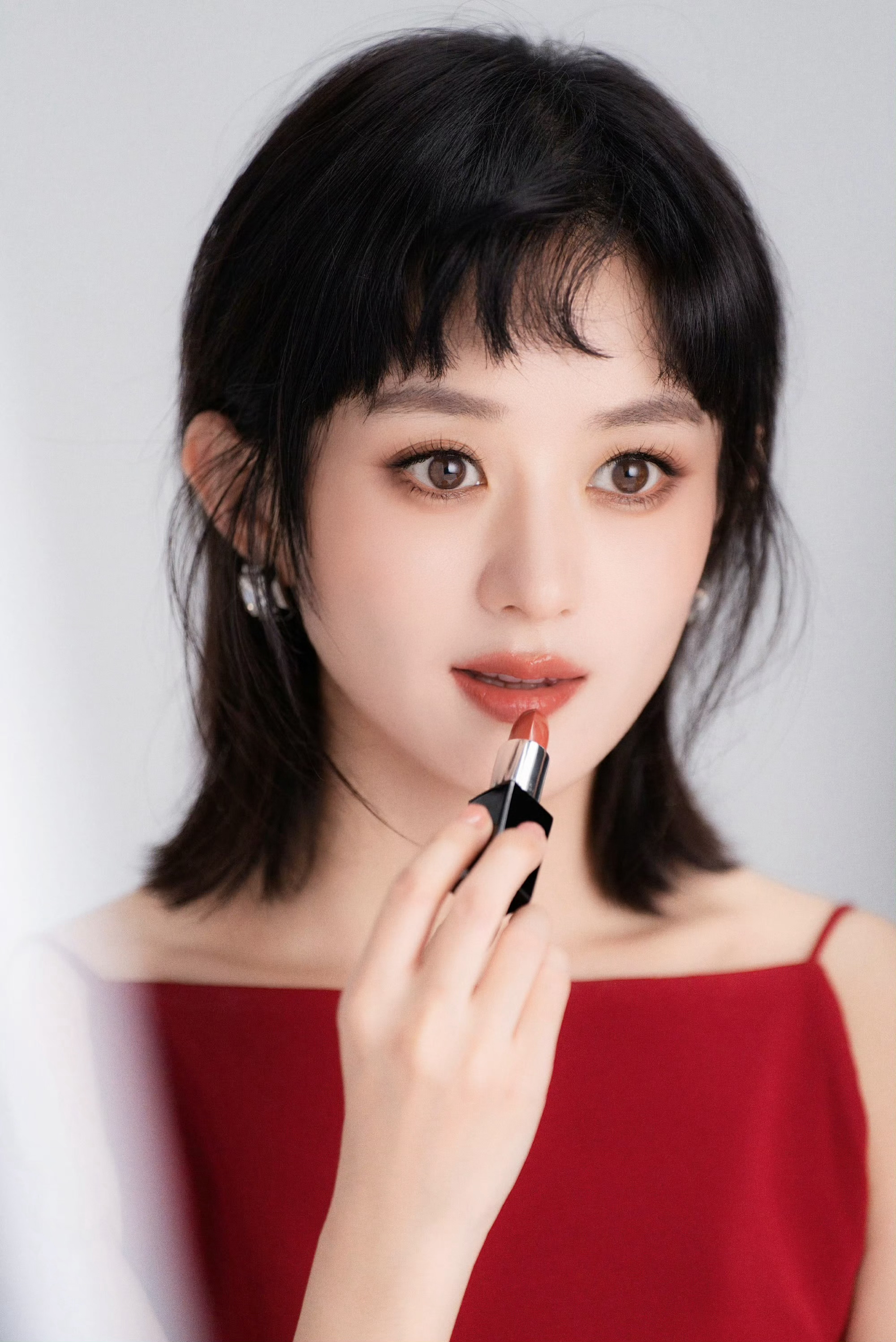 赵丽颖纪梵希彩妆大片热烈红裙vs冷感黑西装，又美又飒！ 