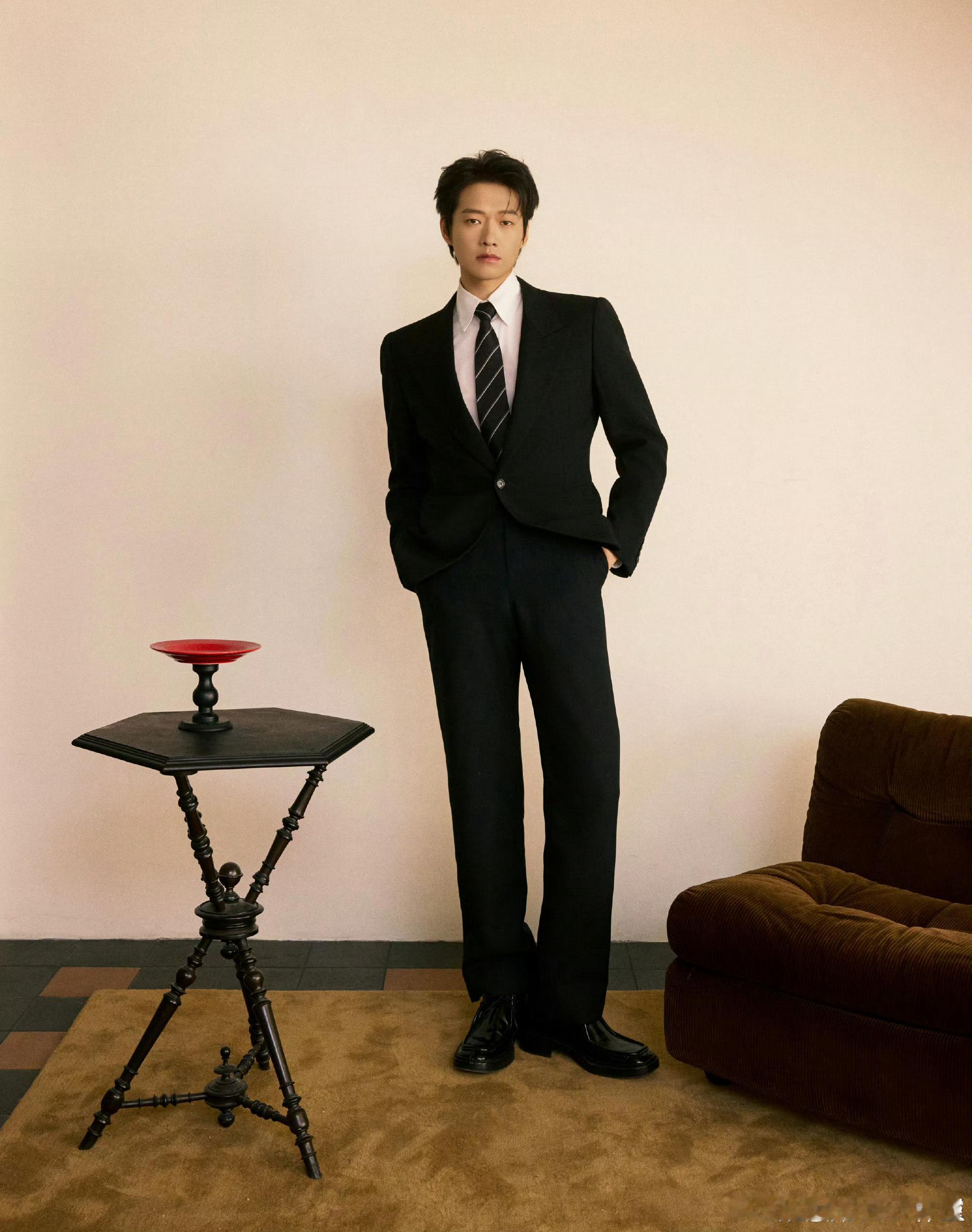 魏大勋一上红毯就开大 提鸟笼盘核桃，矜贵霸总，183模特身材气质绝了！周五晚高疯